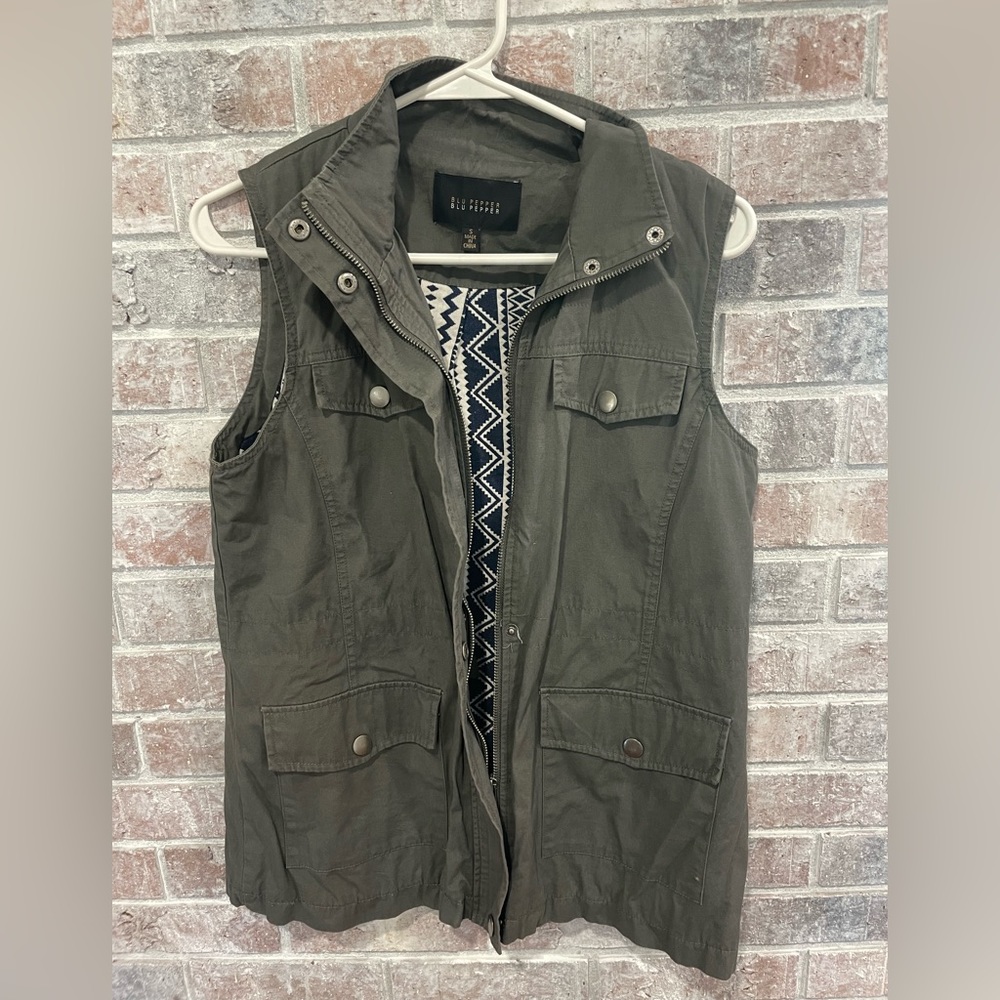 Blu Pepper olive green vest - size small